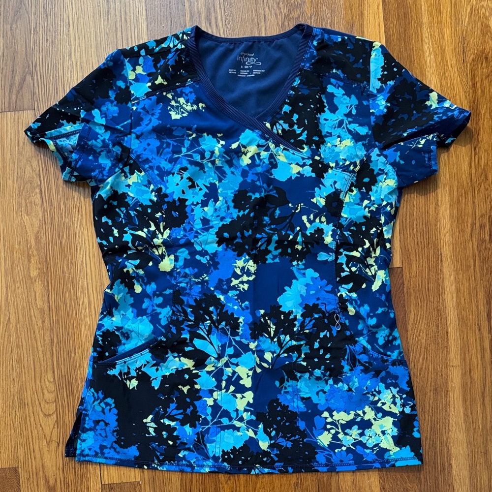 Cherokee infinity printed scrub top